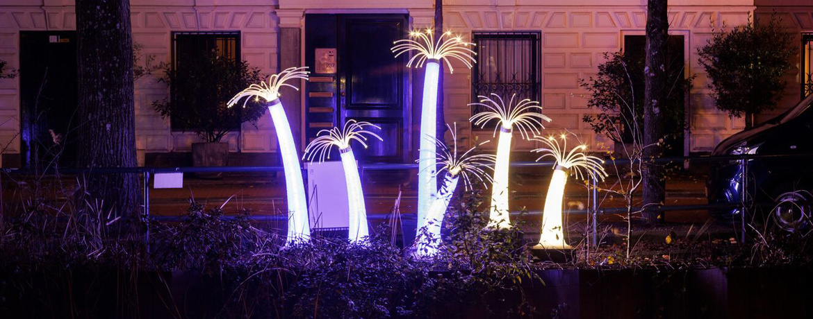 Coral Luminance bioluminescent light sculpture by Henry Hu reflecting on canal waters