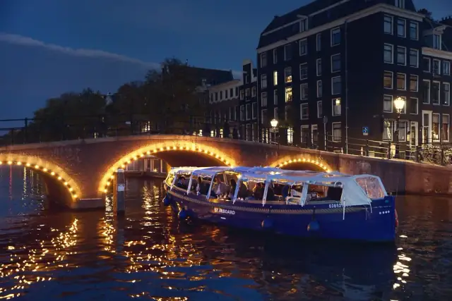 Shared Amsterdam Light Festival Cruise with Hot Chocolate and Stroopwafel