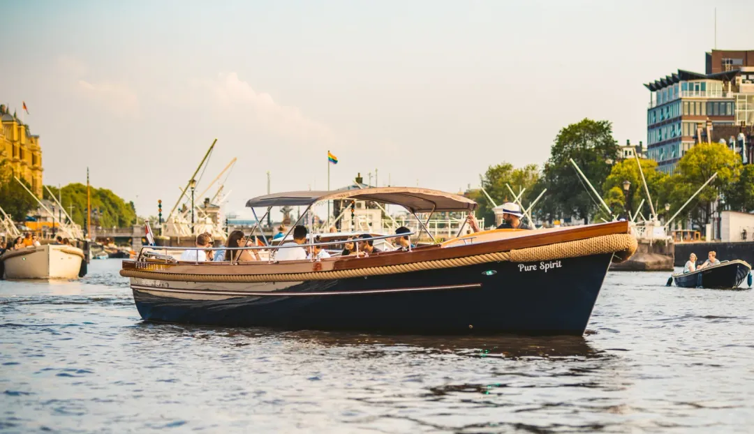 Pure Spirit with a canopy cruising on the Amstel in daylight