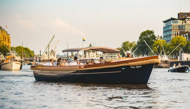 Pure Spirit with a canopy cruising on the Amstel in daylight
