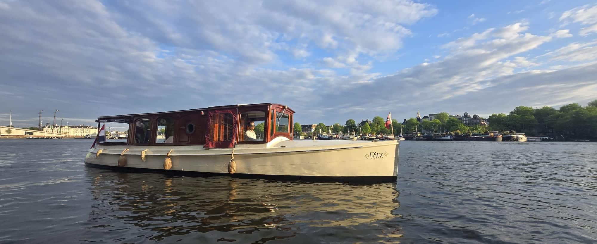 Ritz - a classic luxury saloon boat from 1915