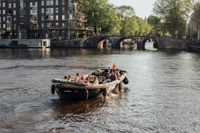 Amsterdam Famous Canal Belt Discovery Tour - Private tour