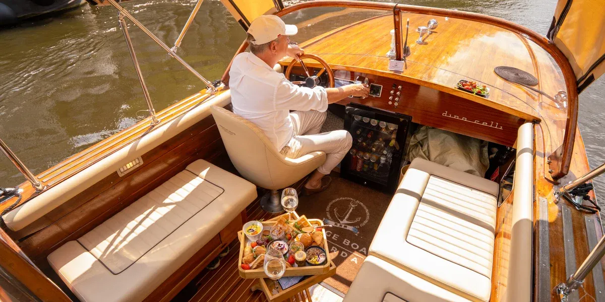 Private Venetian Water Taxi Cruise – 1971 Mahogany Classic, Fully Electric