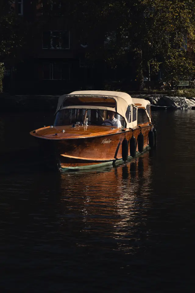 Private Venetian Water Taxi Cruise – 1971 Mahogany Classic, Fully Electric